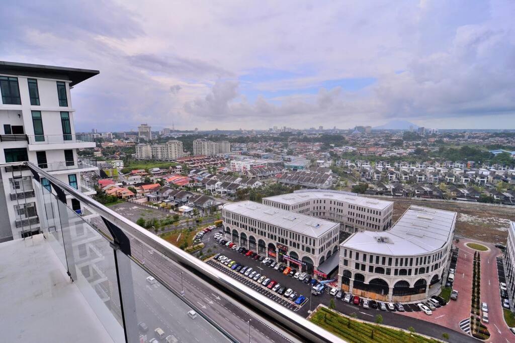 Lovely Vivamall City View With 2 Card Lv12 Кучинг Экстерьер фото